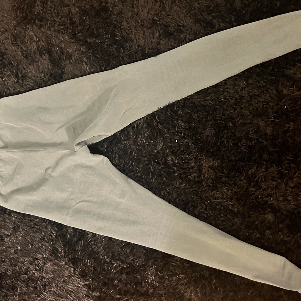 Skims brand new “outdoor” legging with tags. Size small.